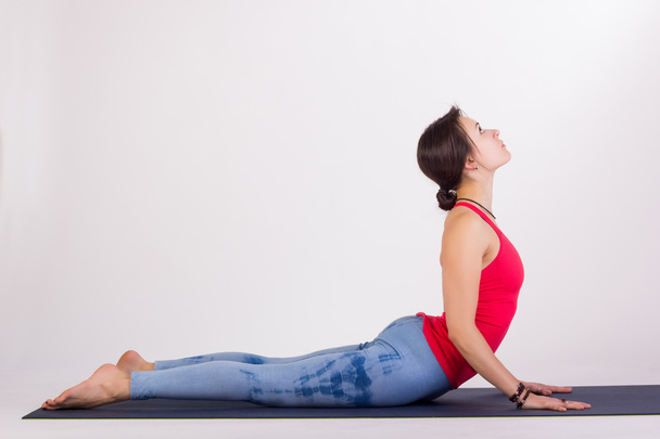 Mooie vrouw opleiding yoga pose - Foto, afbeelding