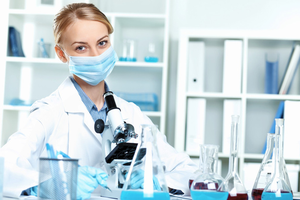 Young scientist working in laboratory - Foto, imagen