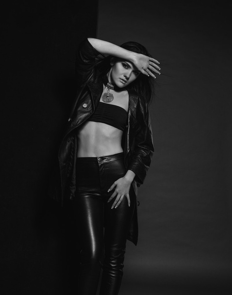 Vogue girl in the black leather dress in the studio - Foto, Bild