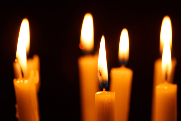Muchas velas encendidas
 - Foto, Imagen