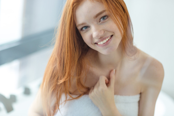Smiling redhead woman looking at camera - Photo, Image