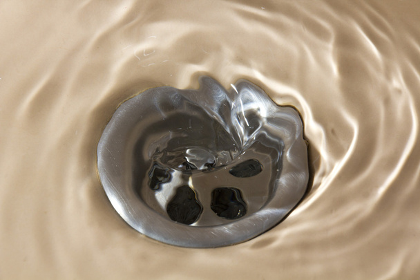 Água que desce por uma bacia de drenagem
 - Foto, Imagem