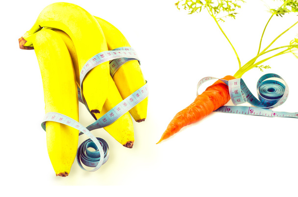  wortel en banaan verpakt in meetlint - Foto, afbeelding