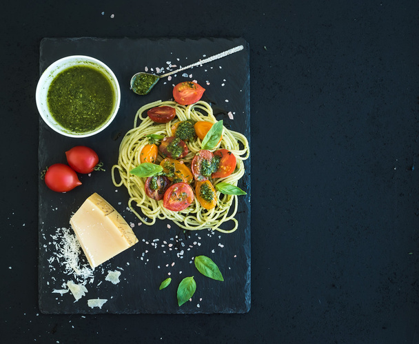 Spaghetti with pesto sauce - Foto, immagini