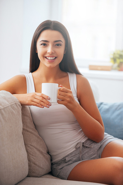 woman holding coffee cup at home - Foto, afbeelding