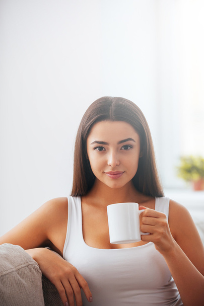 woman holding coffee cup at home - Fotó, kép