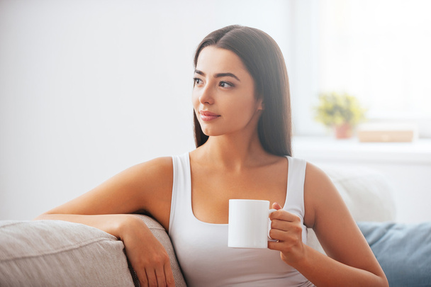woman holding coffee cup at home - Foto, Bild