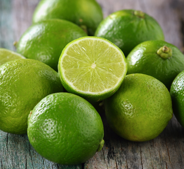 lime on wooden table - Foto, afbeelding
