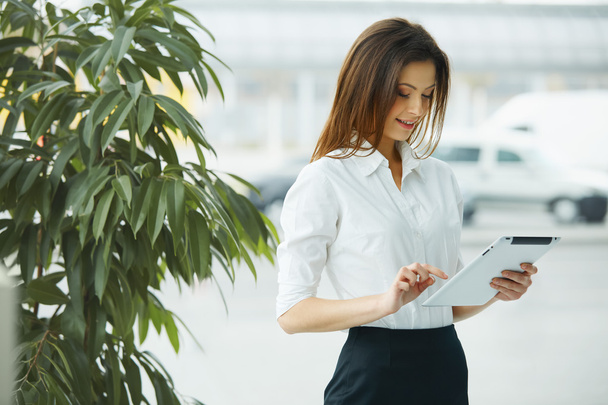 Business Woman Holding a Tablet Computer. - Foto, imagen