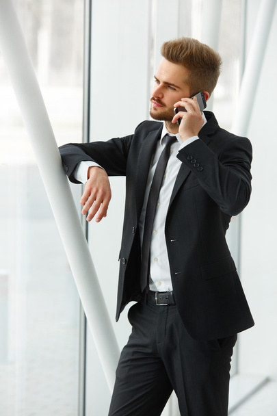 Businessman Talking on the Phone and Smiling - Foto, immagini