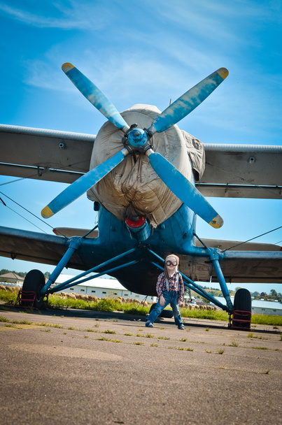 13Молодий пілот, який летить
 - Фото, зображення