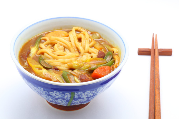 Udon gekookt met kerrie topping - Foto, afbeelding