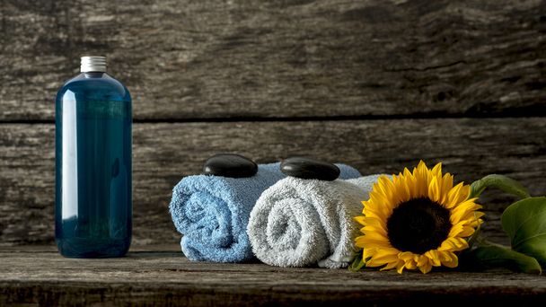 Naturaleza muerta con toallas enrolladas azules y blancas con un st zen negro
 - Foto, imagen