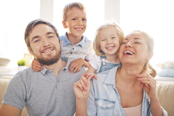 parents and their cute kids laughing - Foto, Bild