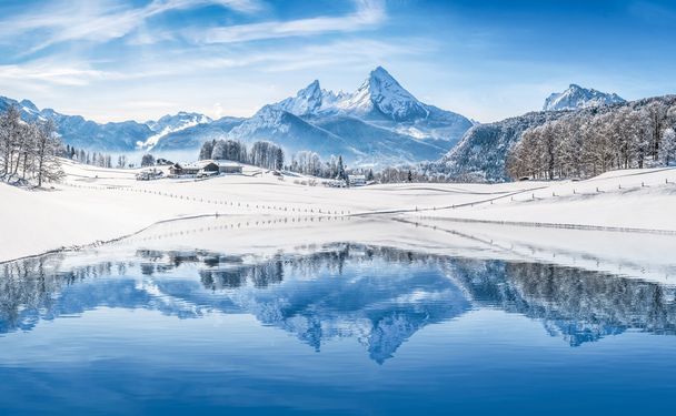 Winter wonderland with mountain lake in the Alps - Photo, Image