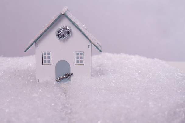 Casa idiota cubierta por Nieve. El invierno, la decoración de Año Nuevo. Fondo de Navidad
 - Foto, imagen