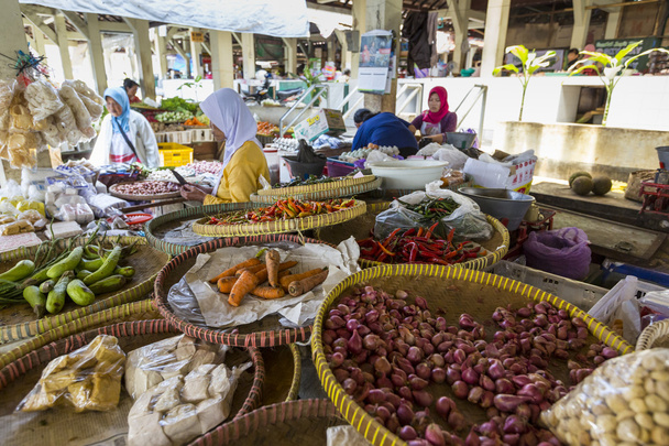 Mercado de frutas al aire libre en el pueblo
 - Foto, imagen