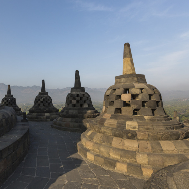 T ・ インドネシアのジャワ島のボロブドゥール寺院の複合体 - 写真・画像