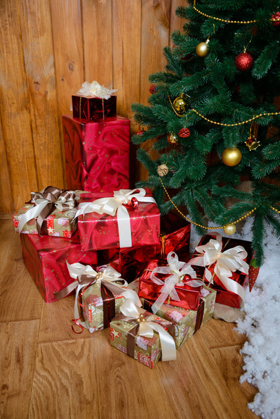 Різдвяні подарунки під ялинкою
 - Фото, зображення