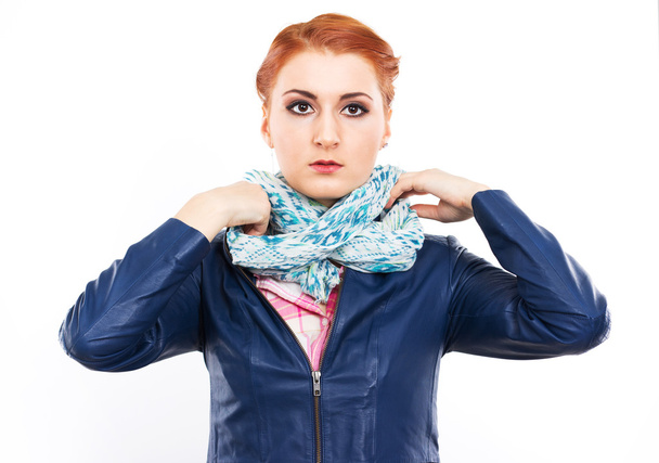 Mujer elegante en una chaqueta de cuero azul. Retrato de una joven pelirroja. retrato de moda
 - Foto, Imagen