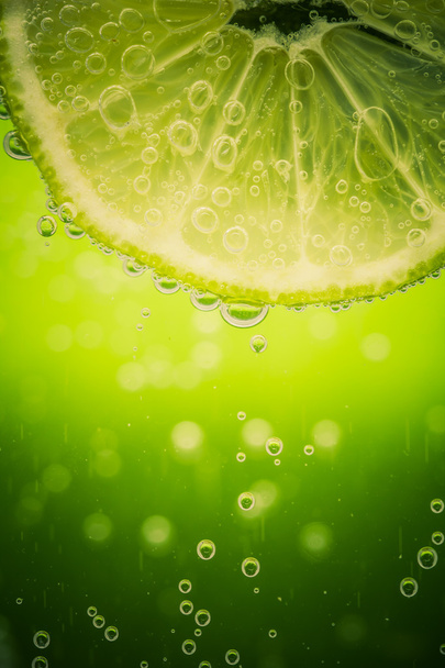 Chaux verte avec éclaboussures d'eau
 - Photo, image