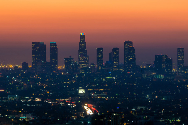 Downtown Los Angeles skyline no crepúsculo
  - Foto, Imagem