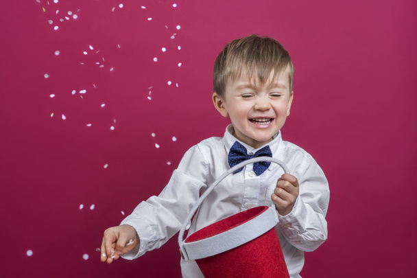 Chico alegre lanzando confeti
 - Foto, imagen