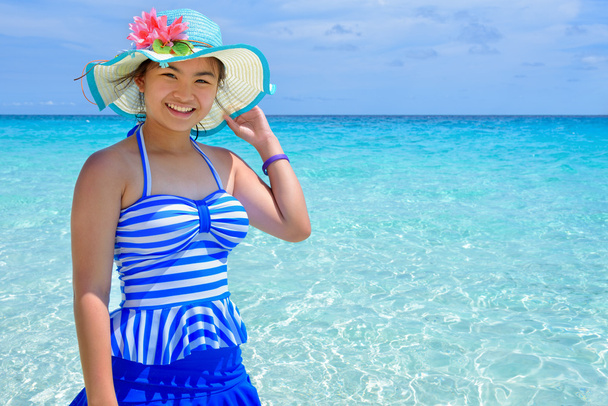 Красивая женщина на пляже в Таиланде
 - Фото, изображение