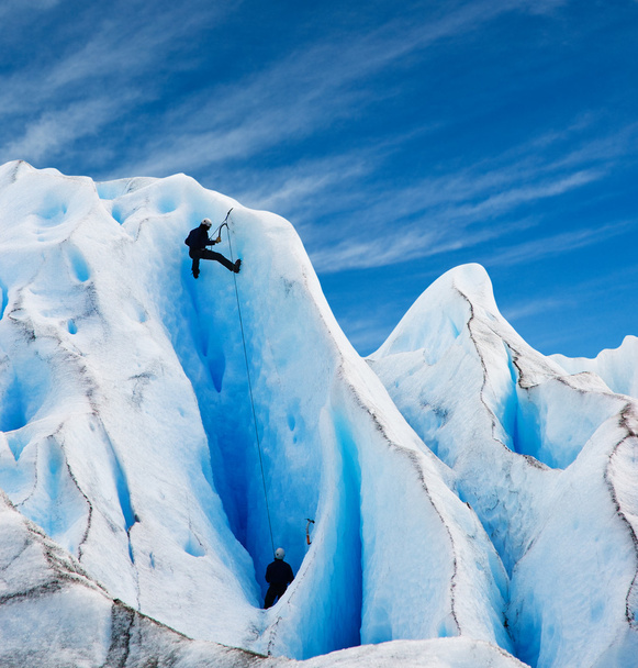 Dos hombres escalando un glaciar en patagonia
. - Foto, imagen