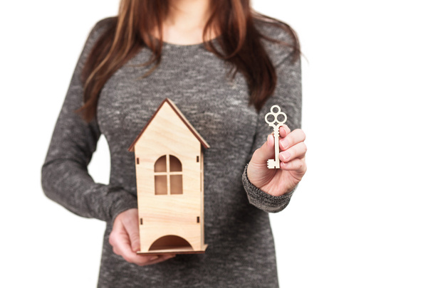 Žena drží klíče a dům v ruce - Fotografie, Obrázek