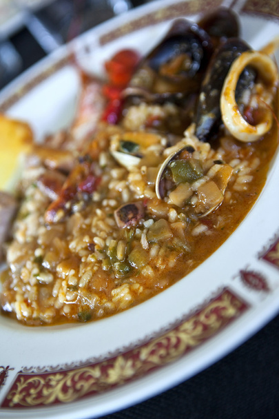 Skorupiaki i mięsa w hiszpański paella - Zdjęcie, obraz