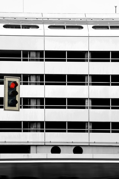 Semafori e autobus di fronte alla facciata metallica
 - Foto, immagini