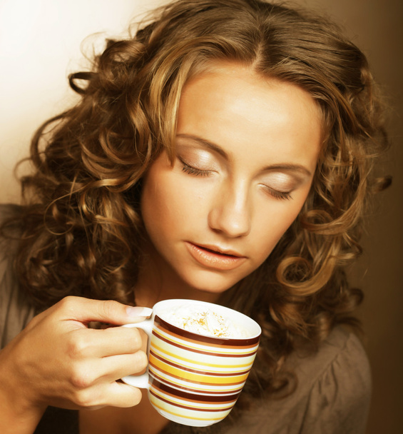young girl drinking tea or coffee - Foto, Imagem