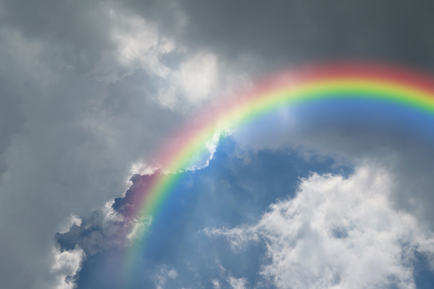 Cielo azul con arco iris
 - Foto, Imagen