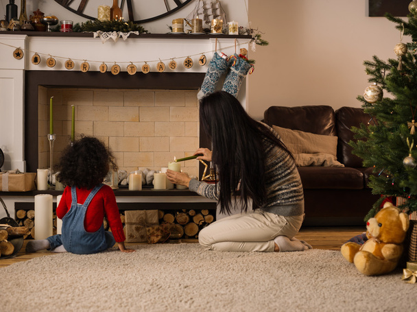 mother and daughter playing at Christmas time - Foto, Imagen