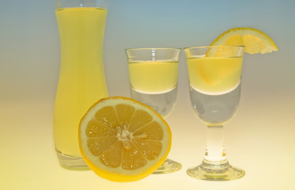 Limoncello in a glass - Foto, afbeelding