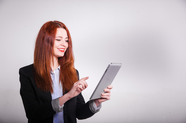 красная деловая женщина показывает планшет изолирован над белым
 - Фото, изображение