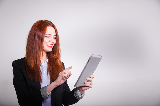 empresaria roja mostrando tableta aislada sobre blanco
 - Foto, Imagen