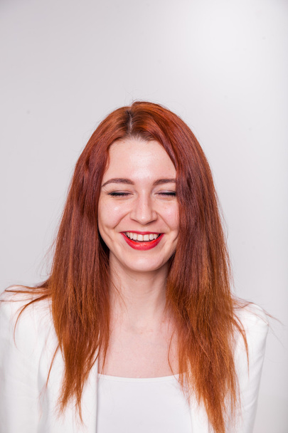 Porträt einer jungen attraktiven Frau mit roten Haaren, isoliert auf weiß - Foto, Bild
