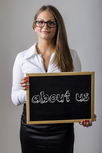 о нас - Молодая предпринимательница держит доску с текстом
 - Фото, изображение