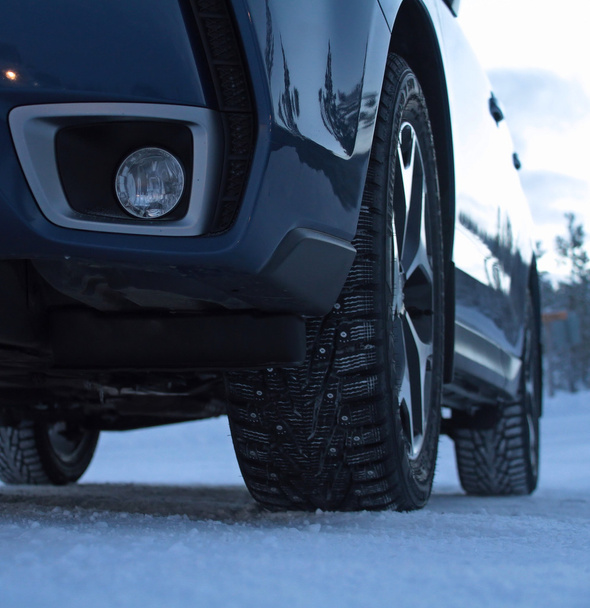 Posetá zimní pneumatiky na auto na silnici sníh - Fotografie, Obrázek