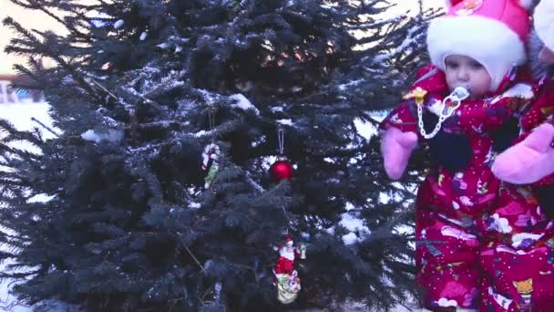 Kind op kerstboom - Video