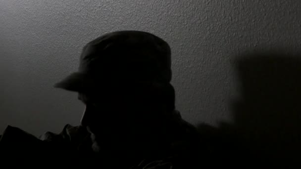 Zbliżenie żołnierza głowy siedząc na korytarzu walczyć z depresją, 4k - Materiał filmowy, wideo