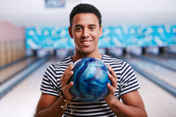 jeune homme avec boule de bowling
 - Photo, image