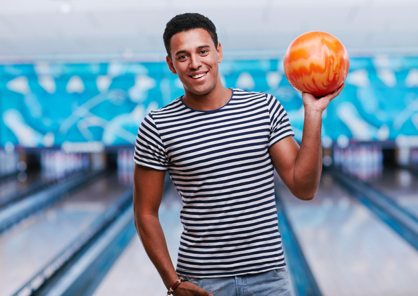 gars jouant au bowling
 - Photo, image