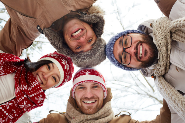 Молоді веселі друзі в зимовому одязі
 - Фото, зображення