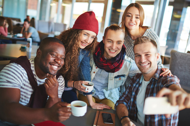 adolescents faisant selfie dans le café
 - Photo, image