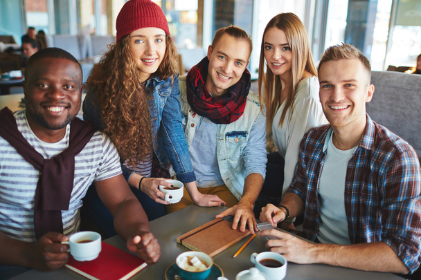 друзья-подростки сидят в кафе
 - Фото, изображение