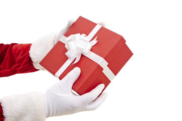 Santa Claus manos sosteniendo paquete
 - Foto, imagen