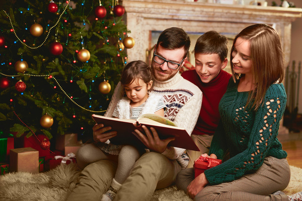 Família leitura na noite de Natal
 - Foto, Imagem